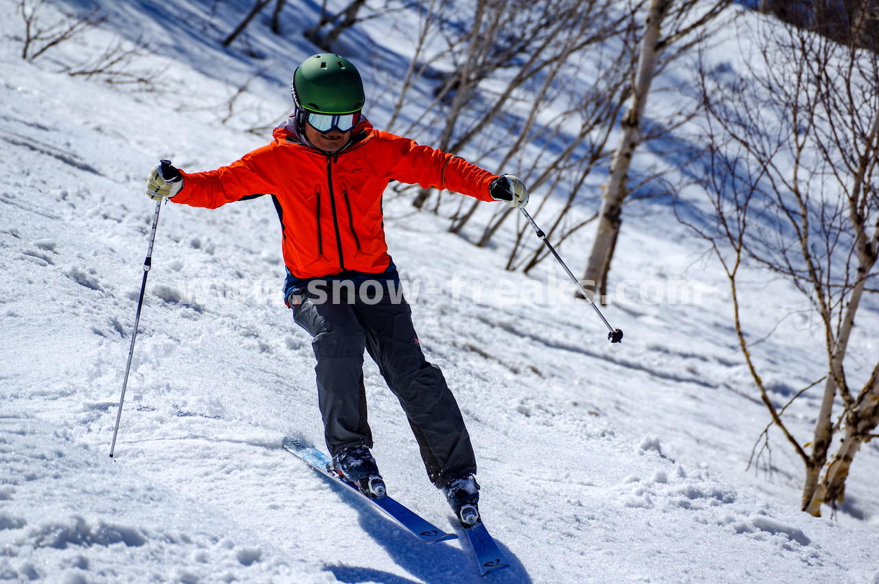 札幌国際スキー場 Mt.石井スポーツ ISHII SKI ACADEMY 校長・斉藤人之さんによる『斉藤塾』開講。本日のテーマは、「春雪！コブからスキーのたわみを楽しむ！！」(^^)v